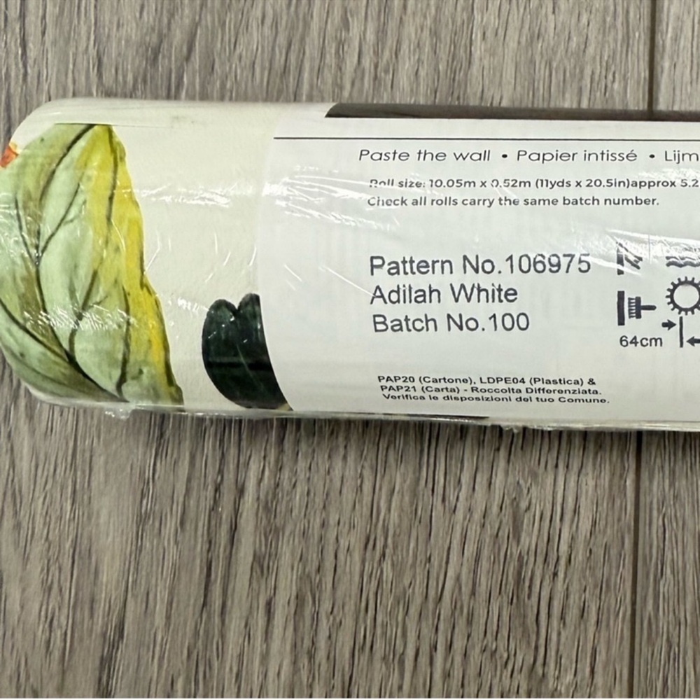 New! 1 Roll Adilah White Tropical Floral Wallpaper by Superfresco Easy, 56 sq ft - Picture 7 of 11